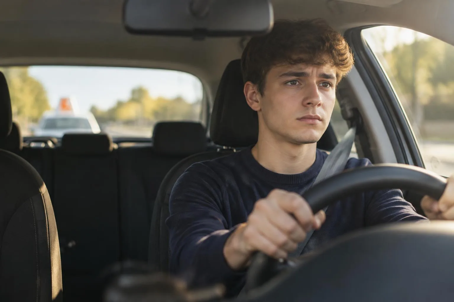 Jeune candidat au volant, concentré avant son passage du permis